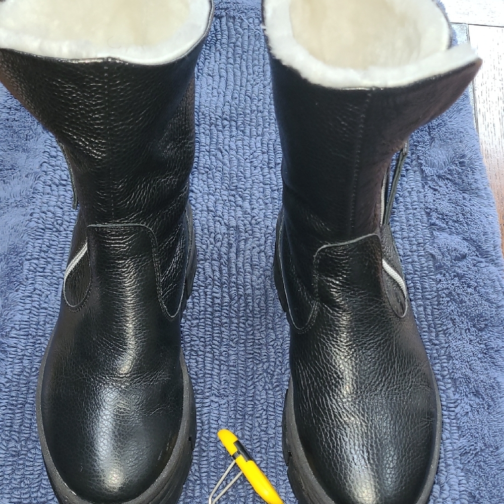 Black Leather, Faux-Fur Lined Women's Winter Zip Boots, U.S. Size 8 - Picture 11 of 15